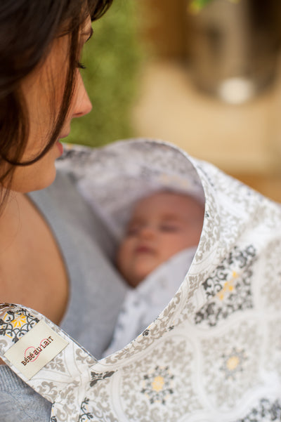 Breastfeeding in Public : The First Weeks